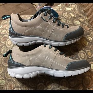 NWT Wmn’s Clarks Outdoor Wavewalk Shoes tan Sz. 9